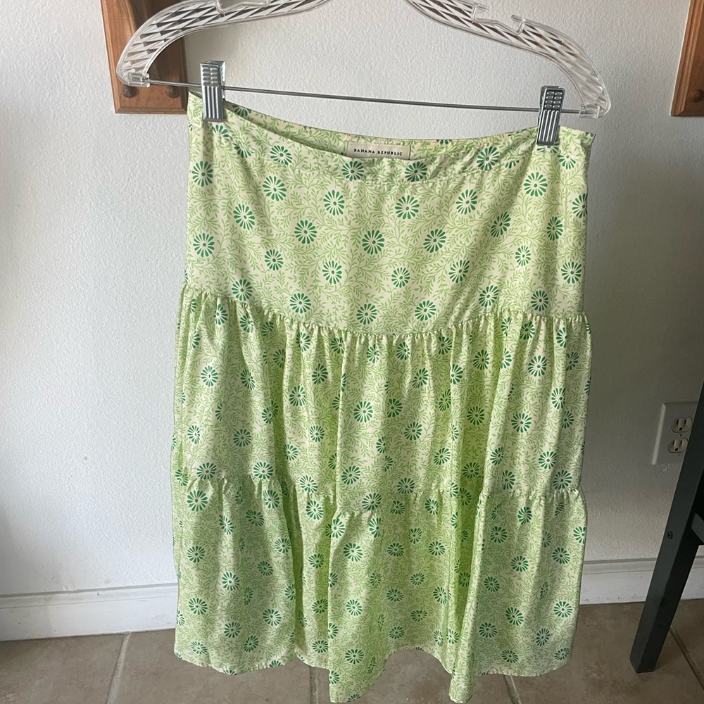Banana republic green silk tiered skirt, Size 2.
